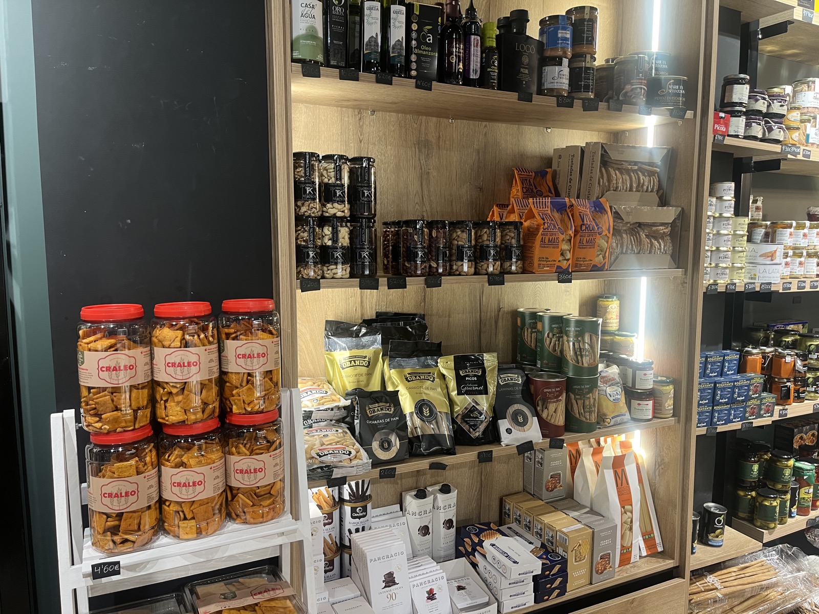 Productos gourmet en estantería