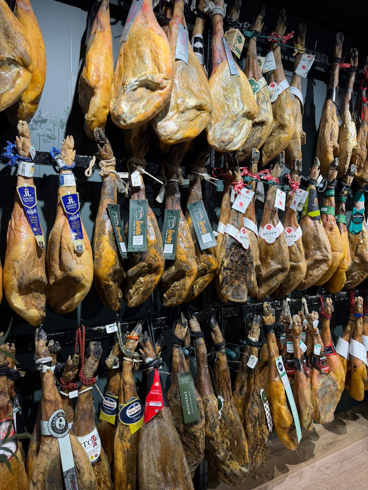 Jamones ibéricos colgados con etiquetas de selección