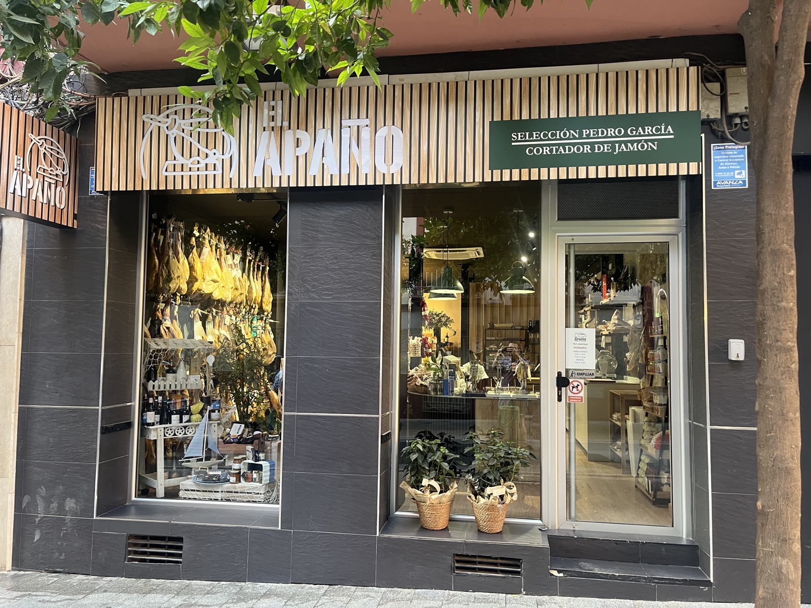 Fachada de El Apaño, jamonería en Lorca